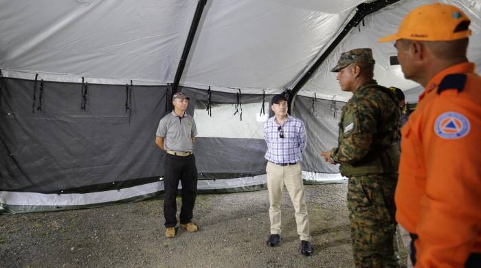 Las tiendas de acampar tienen capacidad para albergar a 16 personas y tienen las mismas características que las que usa el Ejército de EE.UU.