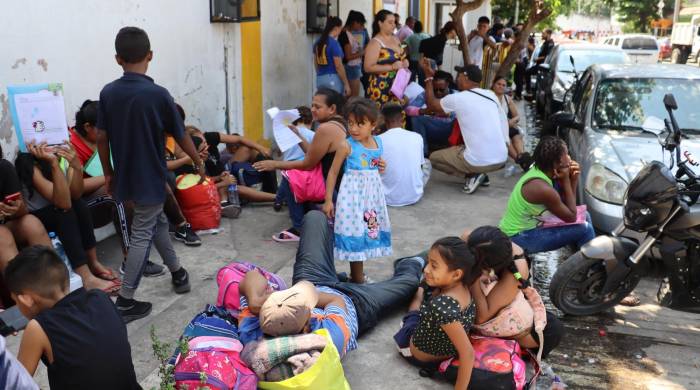 Migrantes permanecen este viernes en una calle de Tapachula (México). EFE/Juan Manuel Blanco