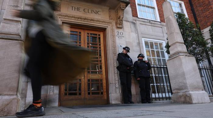 Agentes de policía hacen guardia frente a la Clínica London en Londres el 26 de enero de 2024.