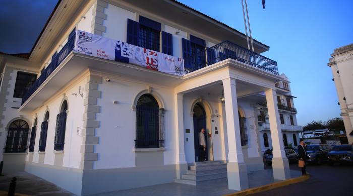 El recién restaurado edificio de la Embajada de Francia en Panamá.