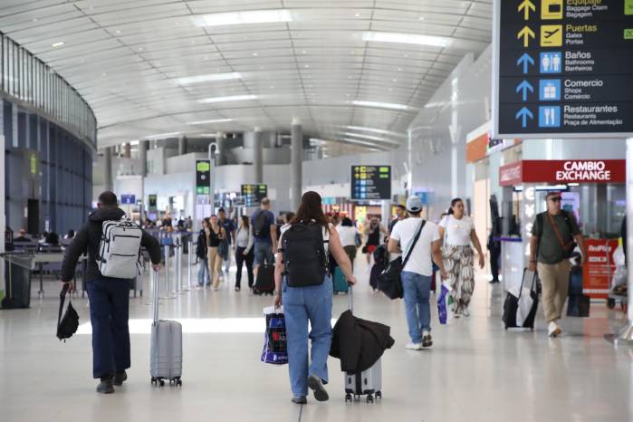 La terminal aérea sirve de conexión para 15 aerolíneas de pasajeros y 17 compañías de carga.