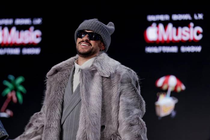 Bad Bunny sonríe durante la conferencia de prensa del Prejuego y el Show de Medio Tiempo de Apple Music en el Super Bowl LX en el Centro de Convenciones Moscone en San Francisco, California, EE.UU.