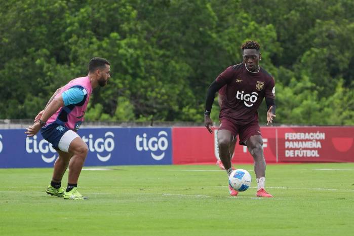 José Luis Rodríguez (der.) durante un entrenamiento con la selección de Panamá.