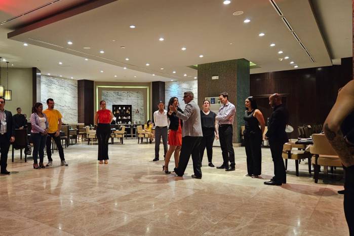 Ofrecen clases tango y la milonga en hotel de la localidad dos veces por mes.