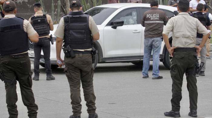 Medios de comunicación locales difundieron imágenes de la camioneta de Suárez con varios impactos de bala.