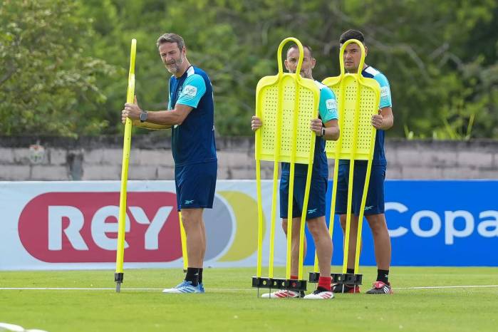 El director técnico de la selección de Panamá, Thomas Christiansen (izq.).