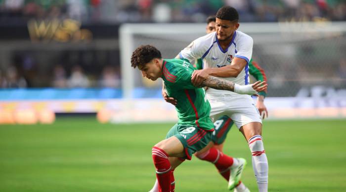 Jorge Sánchez (izq.) y Andrés Andrade (der.) durante un partido entre México y Panamá.