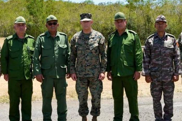 AME6737. GUANTANAMO (CUBA), 29/05/2026.- Fotografía difundida en la cuenta del Comandos Sur de EE.UU. de su comandante, general Francis L. Donovan (c), posando con el jefe del Estado Mayor General de Cuba, general Roberto Legrá Sotolongo (2-i), y otros militares cubanos este viernes, en la base naval en la bahía de Guantanamo.