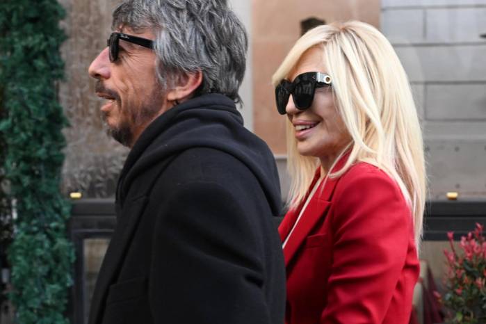 Los diseñadores de moda italianos Donatella Versace (der.) y Pierpaolo Piccioli visitan la capilla ardiente del fallecido diseñador italiano Valentino Garavani en Roma, Italia, el 22 de enero de 2026.