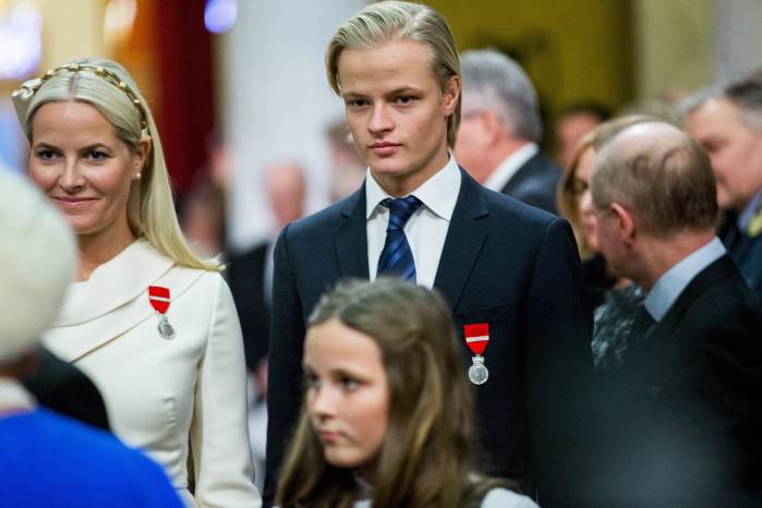 Foto archivo. La Princesa Heredera Mette Marit (izq.) y su hijo Marius Borg Hoiby asisten a una gala en el Aula Universitaria de Oslo, Noruega.