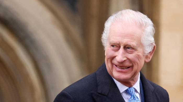 El rey Carlos III de Gran Bretaña reacciona al salir de la Capilla de San Jorge, en el Castillo de Windsor, después de asistir al Servicio de Pascua Mattins, el 31 de marzo de 2024.