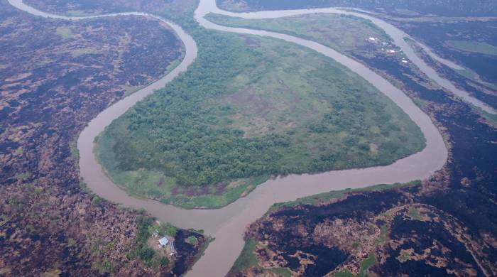 Fotografía aérea de archivo de la vegetación quemada en Pantanal brasileño, de la ciudad de Aquidauana (Brasil).