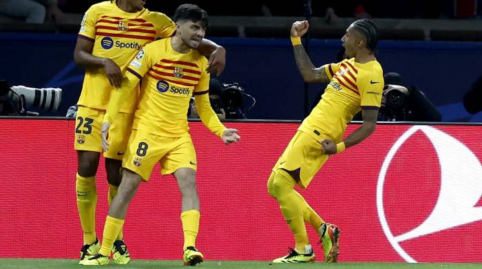 El jugador del Barcelona Raphinha (d) celebra con sus compañeros Jules Koundé (i) y Pedri después de marcar su segundo gol.