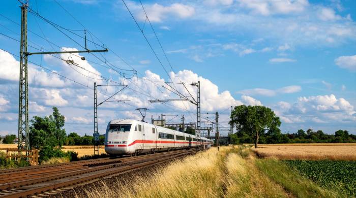 Luego de la experiencia de éxito nipona, Europa intenta emular dicho logro y popularizar los trenes de alta velocidad, siendo una realidad no sólo para la movilidad regional sino entre países debido a su geografía.