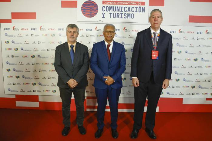 (De i a d) El presidente de la Agencia EFE, Miguel Ángel Oliver; el ministro de Turismo de Cabo Verde, José Luis Sá Nogueira; y el presidente del Comité Ejecutivo de IFEMA Madrid, José Vicente de los Mozos; posan antes del comienzo de la I Cumbre Internacional de Comunicación y Turismo celebrada en el marco de Fitur 2026, este viernes en Madrid.