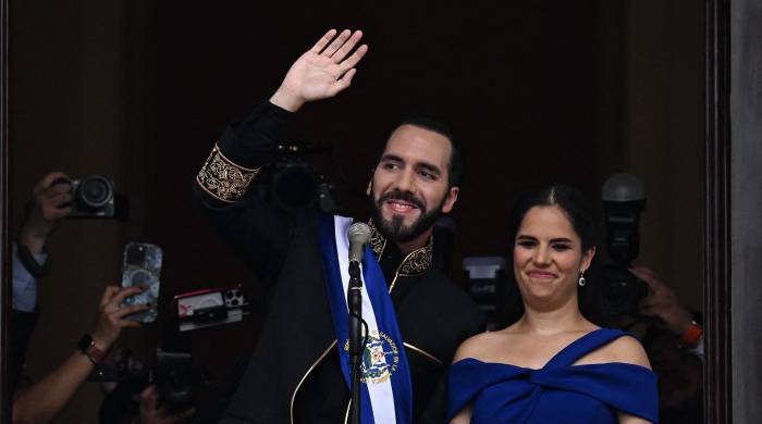 Nayib Bukele y su esposa saludan a los presentes después de ser proclamado nuevamente como presidente.