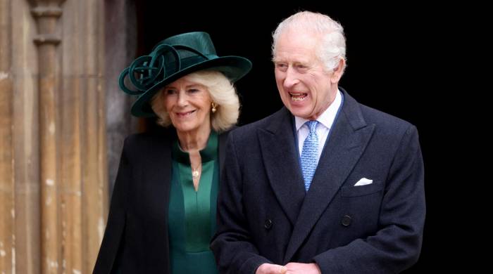 El rey Carlos III y la reina Camilla saliendo de la Capilla de San Jorge, en el Castillo de Windsor, después de asistir al Servicio de Pascua Mattins, el 31 de marzo de 2024.