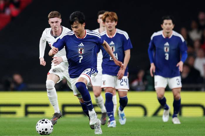 El internacional japonés Kaoru Mitoma, en acción durante el partido disputado este martes entre su selección y la de Inglaterra en Londres.