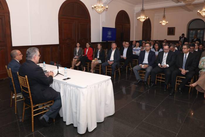 La reunión fue en el Salón Paz del Palacio de las Garzas.