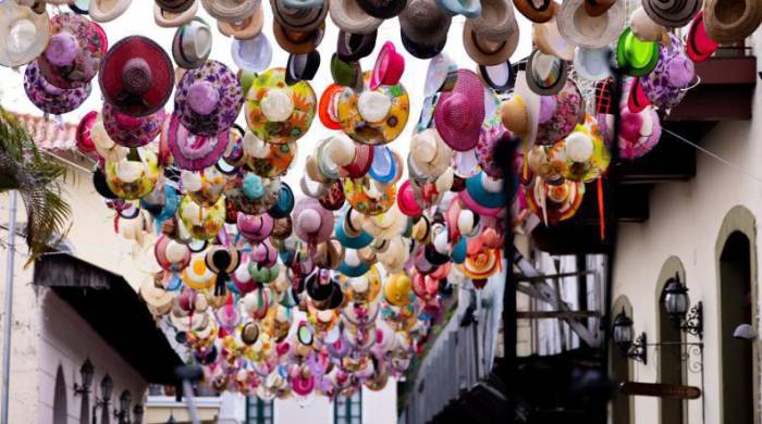 Imagen de la recién inaugurada ‘Calle de los sombreros’, en el Casco Antiguo, ciudad de Panamá.