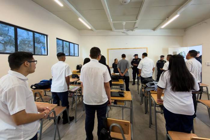 Existe una comparación entre Panamá y El Salvador sobre la inversión en educación.