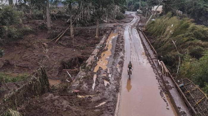 Fotografía tomada con un dron que muestra un ciclista pasando por el puente tras inundación causada por el desbordamiento del río Taquari, en la ciudad de Lajeado en el estado de Rio Grande do Sul.