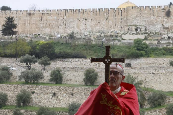 El cardenal Pierbattista Pizzaballa, Patriarca Latino de Jerusalén, dirige un servicio de oración con motivo del Domingo de Ramos.