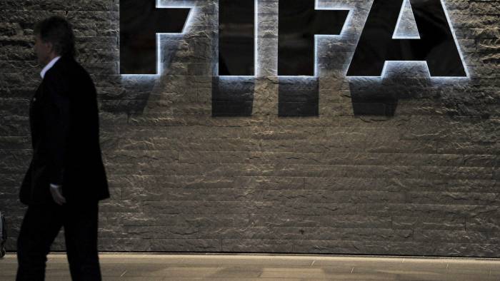 Vista del logo de la FIFA en la sede del organismo en Zúrich, Suiza.