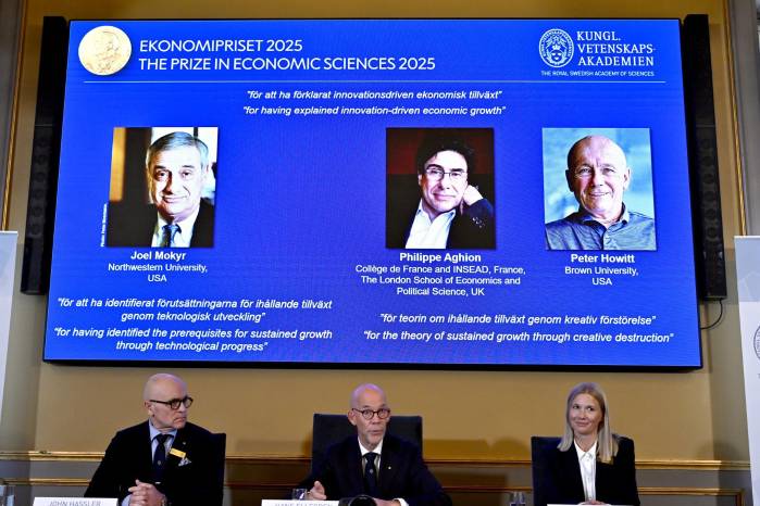(De izquierda a derecha) el profesor John Hassler, presidente del Comité del Pemio Nobel de Economía; Hans Ellegren, secretario permanente de la Academia sueca de Ciencias, y la profesora Kerstin Enflo, miembro del Comité del Premio Nobel de Economía anuncian los ganadores de la edición de 2025.