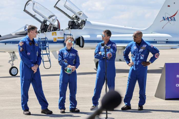 La tripulación de Artemis II (de izquierda a derecha): el especialista de misión Jeremy Hansen de la CSA (Agencia Espacial Canadiense), la especialista de misión Christina Koch, el comandante Reid Wiseman y el piloto Victor Glover, en la plataforma de lanzamiento y aterrizaje del Centro Espacial Kennedy de la NASA en Titusville, Florida.