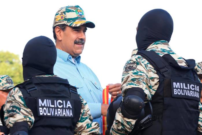Fotografía cedida por prensa del Palacio de Miraflores del presidente de Venezuela, Nicolás Maduro (c), saludando a miembros de la Milicia Bolivariana este jueves, en Caracas (Venezuela). EFE/ Palacio de Miraflores