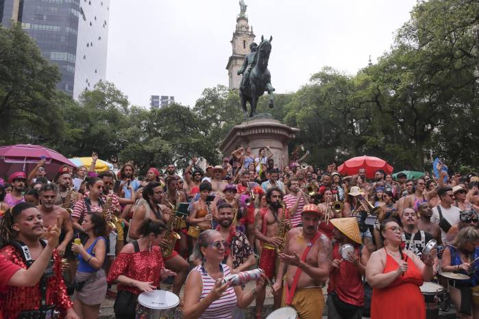 Fotografía de archivo que muestra un grupo de personas participando en un desfile de una comparsa callejera en Río de Janeiro.