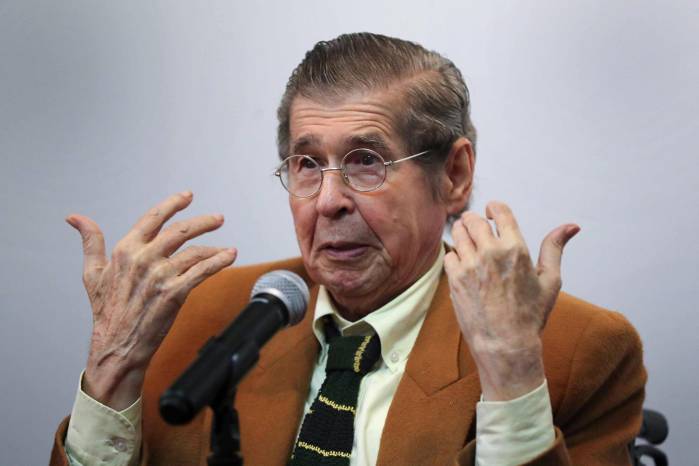 Escritor peruano Alfredo Bryce Echenique hablando en un acto en Lima.