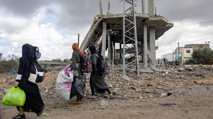 Mujeres palestinas desplazadas internamente tras una orden de evacuación emitida por el ejército israelí, en Rafah, sur de la Franja de Gaza.