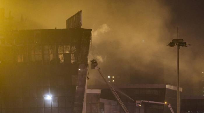 Los bomberos intentan extinguir un incendio en la sala de conciertos Crocus City Hall en llamas tras un tiroteo en Krasnogorsk, en las afueras de Moscú, Rusia.