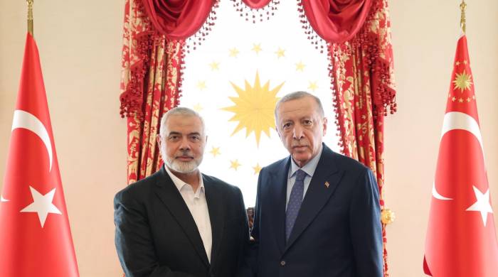 Foto facilitada por el Servicio de Prensa del presidente de Turquía, el presidente Recep Tayyip Erdogan (D) y el líder de Hamás, Ismail Haniyeh (I) durante su reunión en Estambul.
