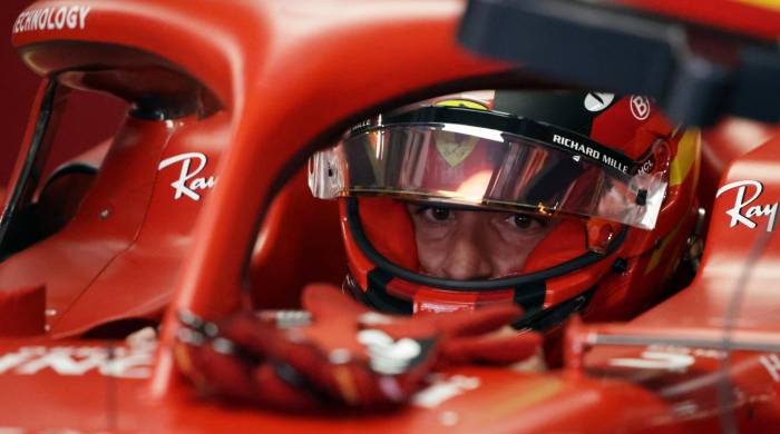 El piloto español de Ferrari Carlos Sainz Jr. se prepara para el Sprint antes del Gran Premio de China de Fórmula uno, en Shanghai, China.