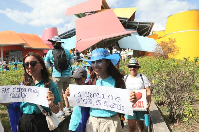 La marcha se llenó de mensajes que llamaban a la importancia de apoyar la ciencia.