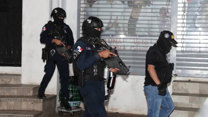 Policías ingresaron al local del Suntracs y el FAD en la avenida Perú.