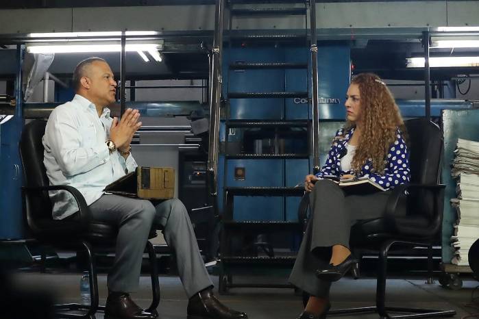Oriel Ortega es entrevistado por la periodista Mary Triny Zea.
