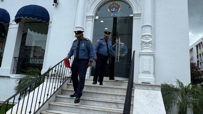 Álvarez estuvo acompañado de los tenientes coroneles José Batista, secretario general de la entidad, y Cirilo Castillo, director nacional de Seguridad, Prevención e Investigación de Incendios.