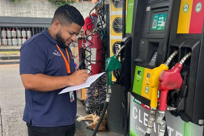 Con un pie de fuerza de 90 personas, la Acodeco supervisa que los precios estén visibles y que el suministro se realice correctamente, en un esfuerzo por garantizar transparencia.