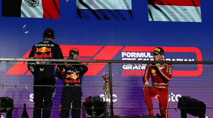 (I-D) El piloto de Red Bull Racing, el mexicano Sergio Perez, junto al ganador del GP el neerlandés Max Verstappeny el tercero en la carrera, el piloto de Ferrari Charles Leclerc, monegasco, celebran el podio en Yeda.