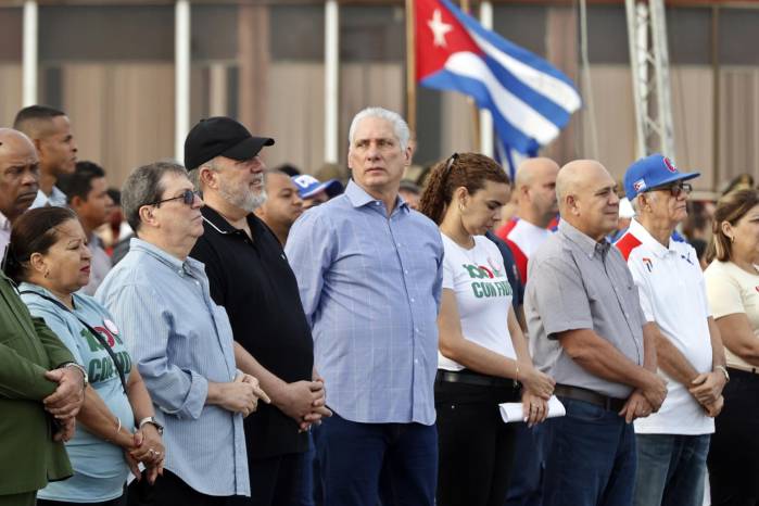 Imagen de archivo del presidente de Cuba, Miguel Díaz-Canel (c), participa la caravana llamada 'Parada Juvenil Antiimperialista sobre Ruedas', en La Habana (Cuba).