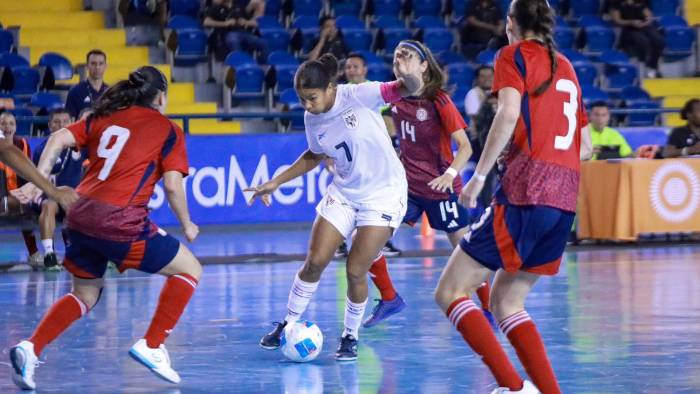 La jugadora de la selección de Panamá, Kenia Rangel durante un partido frente a Costa Rica.
