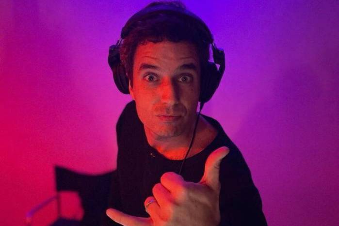 La música siempre ha sido parte de su vida y comparte sus pasiones a través de la locución.