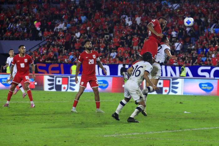 Carlos Harvey (Der.) durante el partido frente a Guatemala.