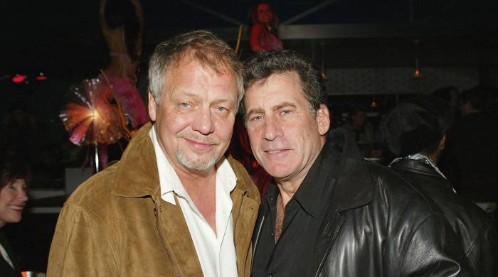 Los actores David Soul (izq.) y Paul Micheal Glaser posan para una fotografía en la fiesta posterior al estreno de Warner Bros. de la película ‘Starsky and Hutch’.