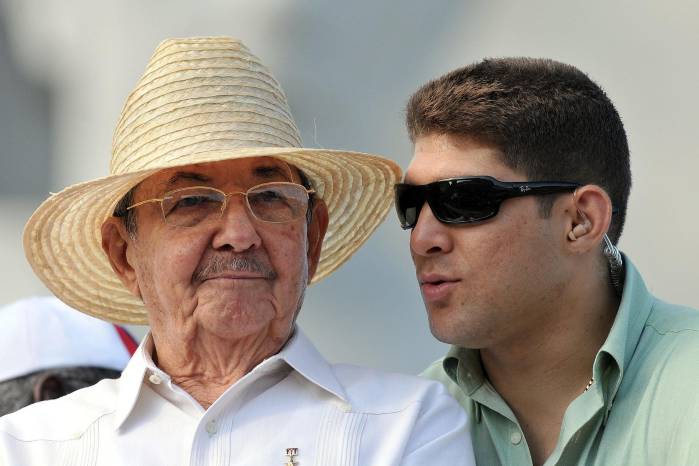 Foto del 1 de mayo de 2009 que muestra al entonces presidente de Cuba, Raúl Castro (i), con su nieto y escolta Raúl (d), en la Plaza de la Revolución de La Habana.
