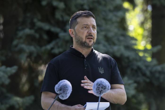 El presidente de Ucrania, Volodymyr Zelensky atiende una conferencia de prensa en Kiev.